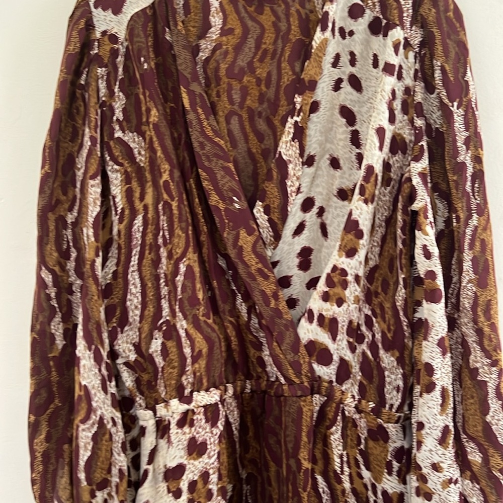 Parker Dress Size L • Deep front cut • Animal print with long Sleeves • - Picture 4 of 8